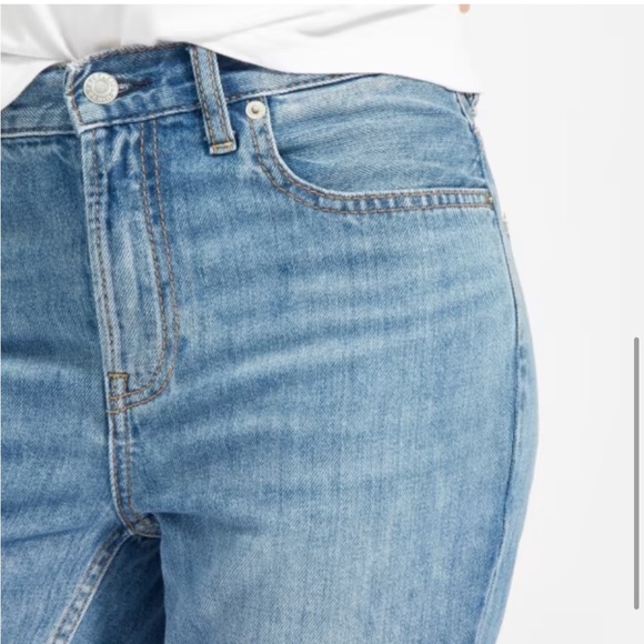 Everlane The Super-Soft Relaxed Straight Leg Jean in Vintage Light Blue - Picture 4 of 6